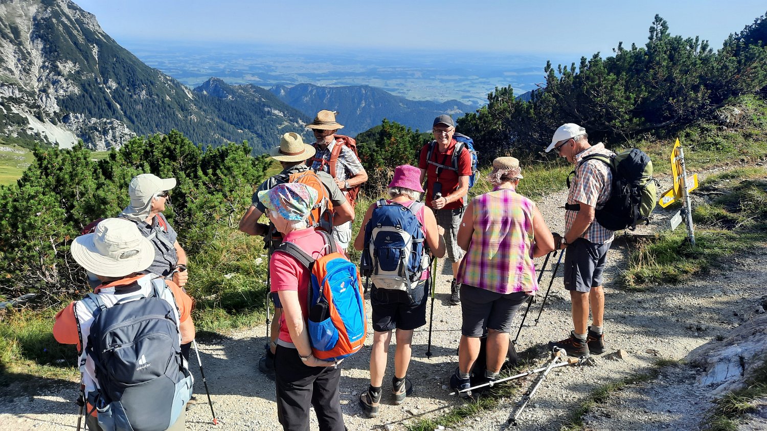 260815_Bergtour018.jpg - Schnaufpause... beim Blick nach Norden sieht man, dass wir schon ziemlich an Höhe gewonnen haben..