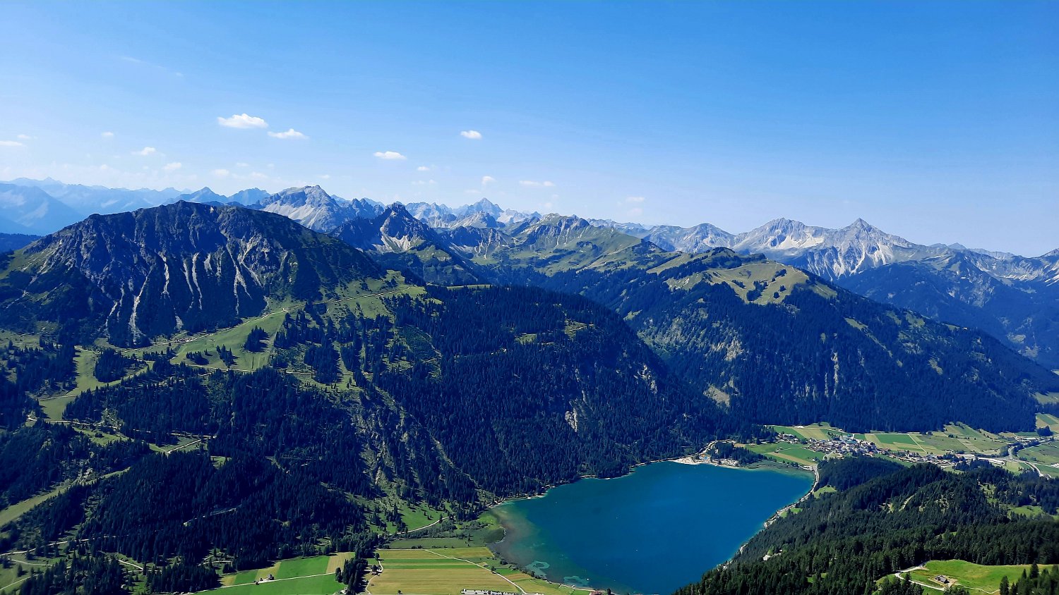 260815_Bergtour072.jpg - Noch einmal der Haldensee und die Allgäuer Alpen...die Spitze in der Mitte ist der Hochvogel...