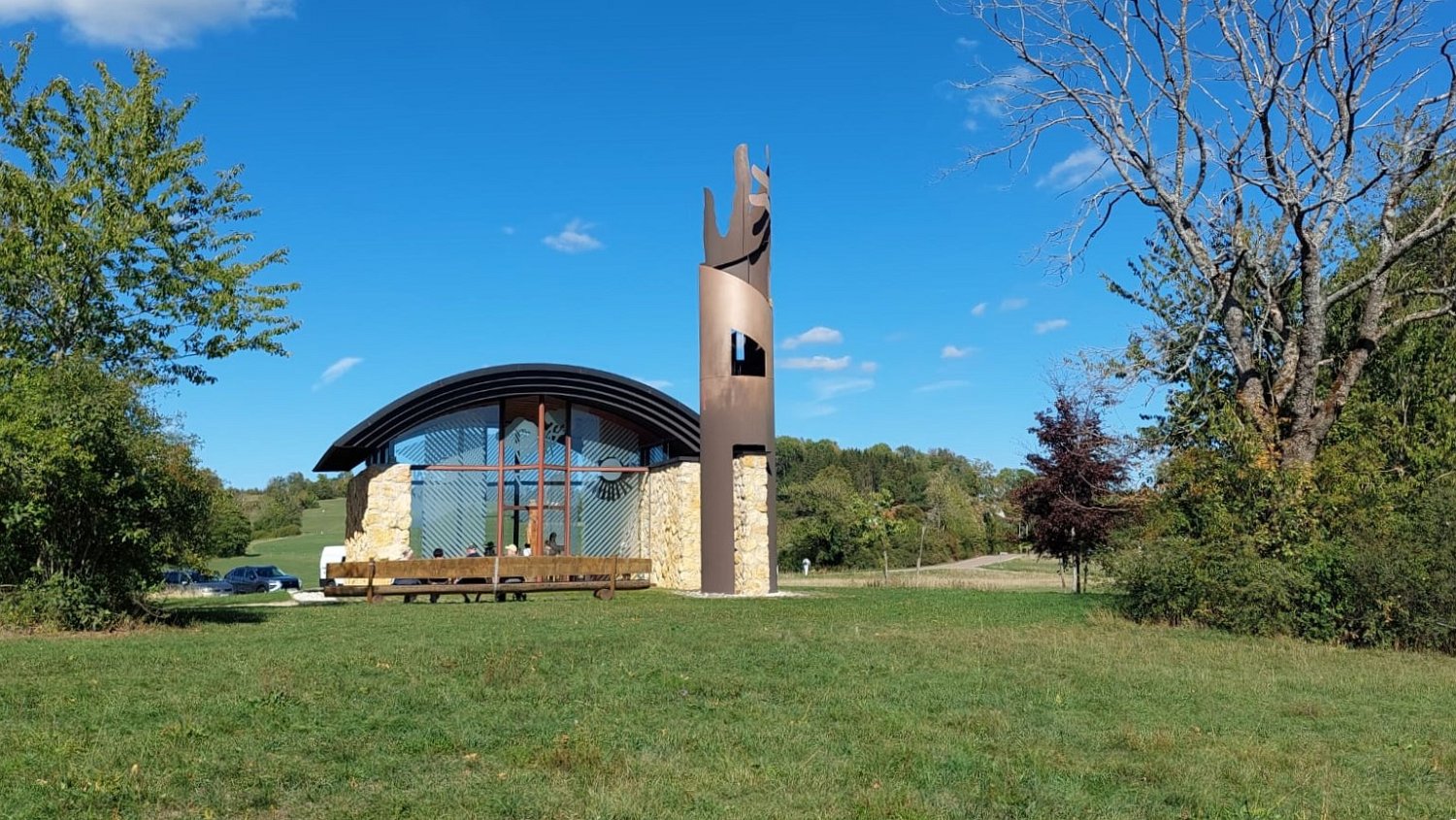 260915gnadenweiler (00).jpg - •Die Kapelle wurde am 9. Juni 2007 eingeweiht und geht auf die Initiative von Pater Notker Hiegl OSB vom Kloster Beuron zurück, der damals die Gemeinde Bärenthal betreute. Sie entstand als Zeichen der Gnade für den Erhalt und die Einigung Europas. Der Bau wurde durch Spenden und das Engagement der Gemeinde ermöglicht. Dem Breisacher Künstler Helmut Lutz ist damit ein Gotteshaus gelungen, das die biblischen Traditionen mit der Formensprache der Moderne zu verbinden weiß.