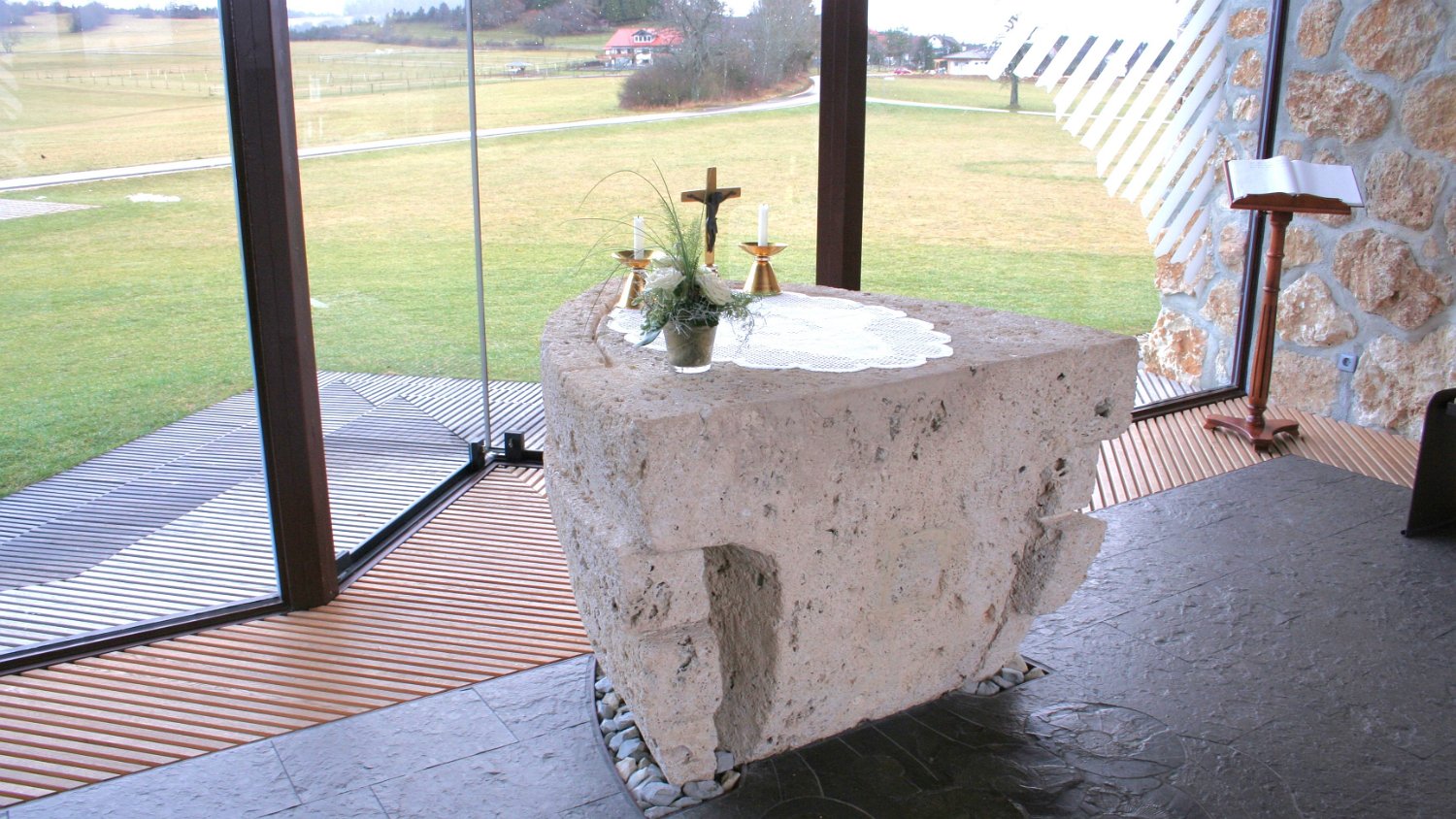 260915gnadenweiler (05b).JPG - Der Altar als Schiffsbug: Passend zur äußeren Architektur der Kapelle, die der Arche Noah nachempfunden ist , ist der Altar wie der Bug eines Schiffes gestaltet. Er wurde aus regionalem Bärenthaler Tuffstein gehauen von Willi Bucher aus Fridingen. Im Altar befindet sich eine Reliquie der seligen Kreuzschwester Ulrika Nisch von Hegne.