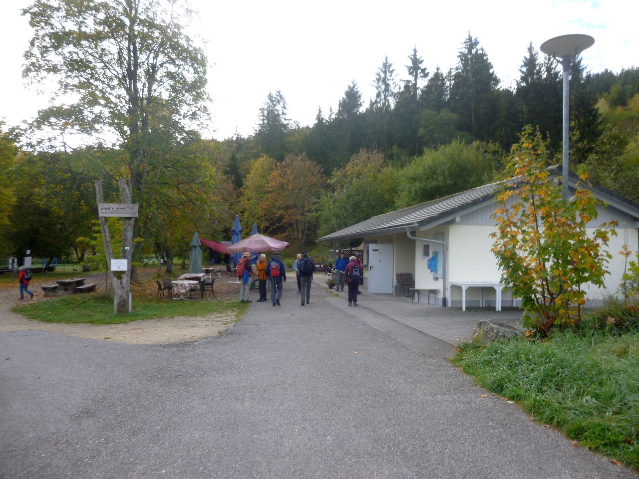 291011-donauversinkung_hoewenegg_03.jpg - ...am Kiosk bei der Donauversickerung.