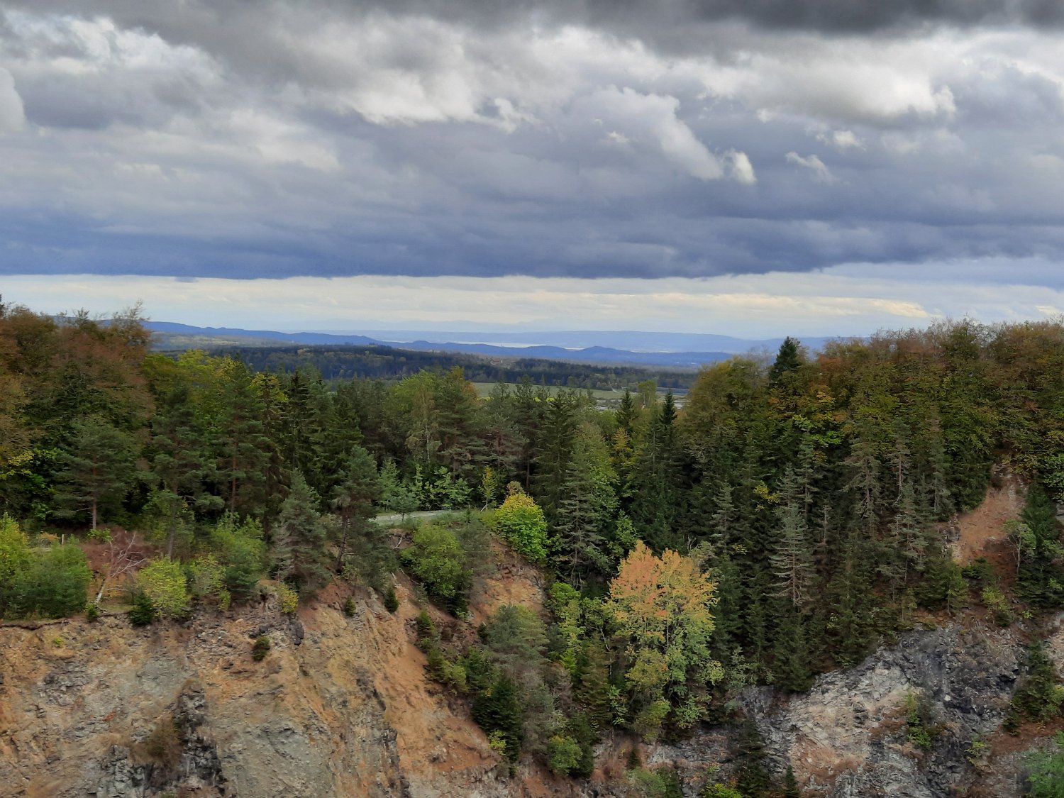 291011-donauversinkung_hoewenegg_45.jpg - Vom Kraterrand reicht der Blick bis zum Bodensee...
